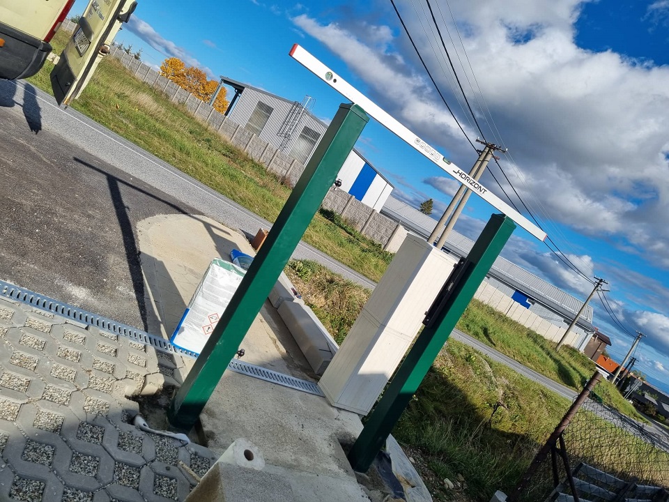 Plot - oplotenie na kľúč | Gerlachov - okr. POPRAD | privátna realizácia Zameranie, poradenstvo, tvorba technickej dokumentácie, demontáž starého plotu - oplotenia, výkopové práce, betonáž, osádzanie plota a posuvnej samonosnej brány s bráničkou,. <br>
| plot MODERN AW 10.104 + oplotenie Vega B. <br>
| trendová kombinácia jaklového plotu s panelovým oplotením VEGA B. <br>| vhodne navrhnutá zelená RAL 6005.